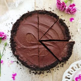 no bake nutella pie with oreo cookie crust. top down view of pie with 4 slices cut.